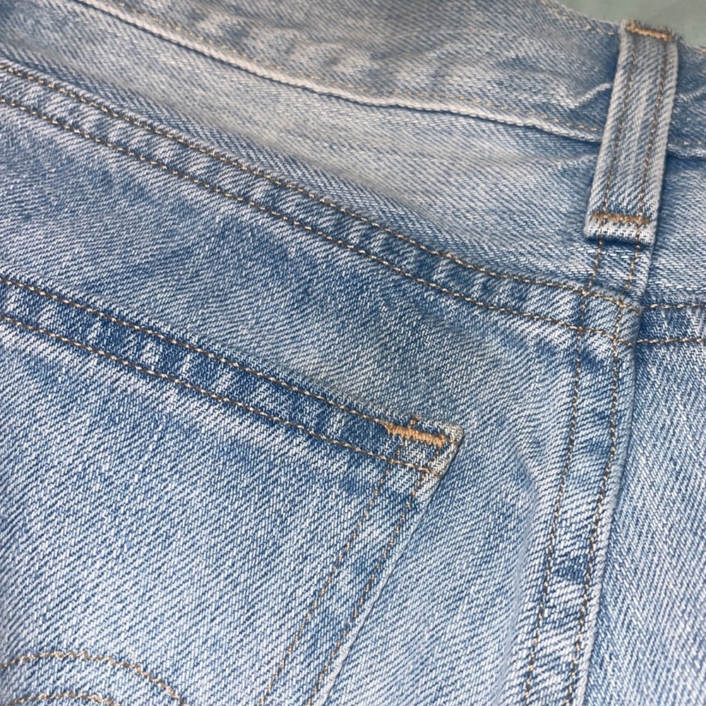 ❣️SOLD❣️Levis Highwaisted Denim Shorts - Picture 5 of 5